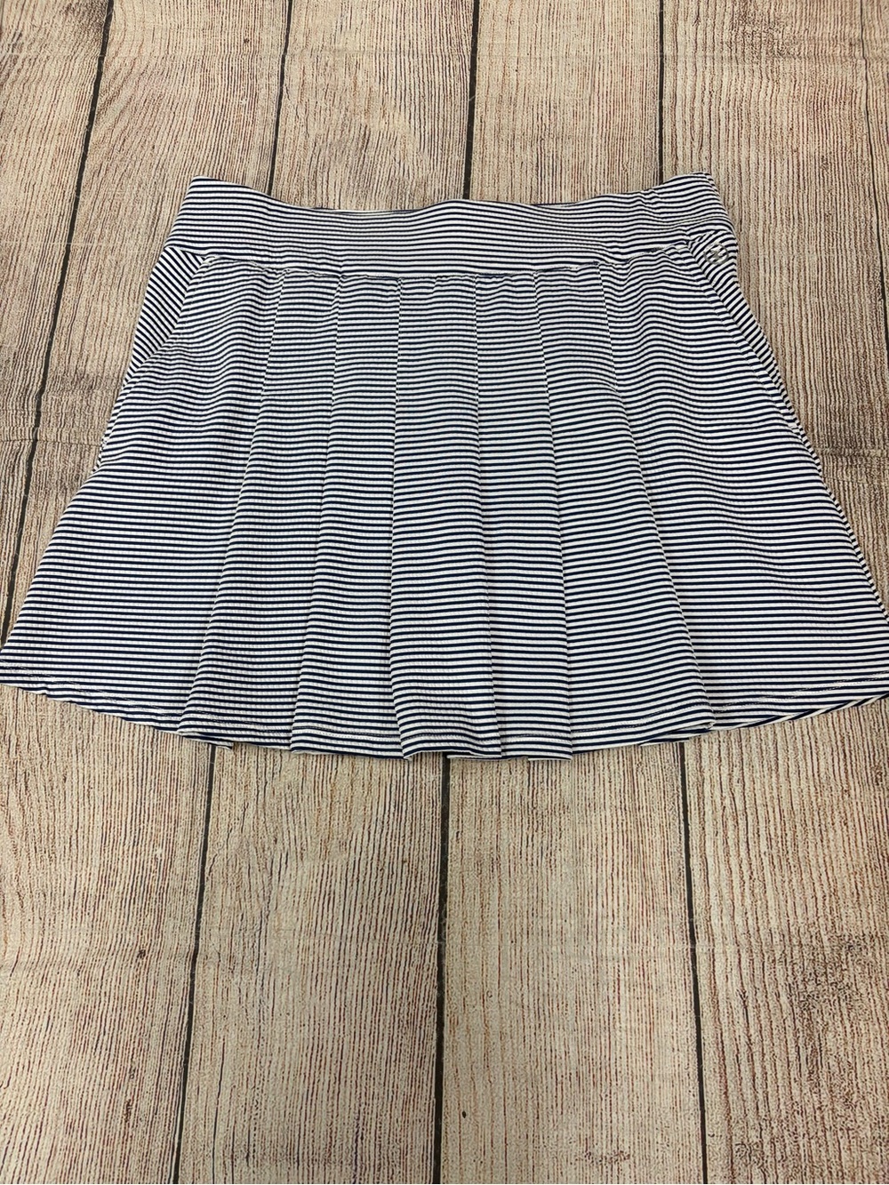 😍 Striped Navy and White Pleated Skort